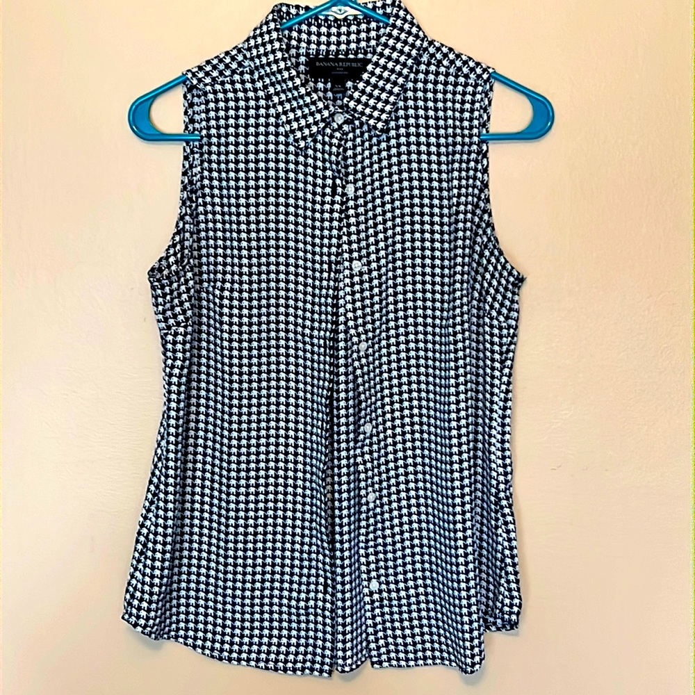 New without tags Banana Republic button down sleeveless summer shirt ❤️